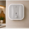 Boiler electric Electrolux 15L, Clasa B, 2500W,alimentare jos, termostat mecanic, clasa de rezistenta IPX4, protectie la supraincalzire, supapa de siguranta a presiunii, montare pe verticala, elemente de fixare incluse, alb-bej, model 15 Q O