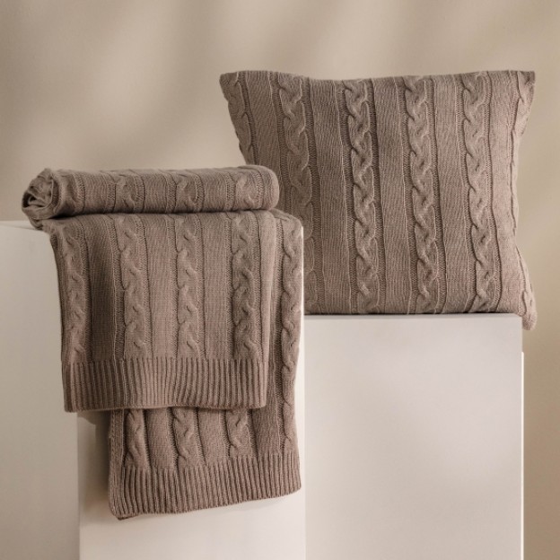 Fata de perna janata