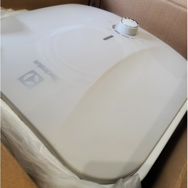 Resigilat: Boiler electric Electrolux 15L, Clasa B, 2500W,alimentare jos, termostat mecanic, clasa de rezistenta IPX4, protectie la supraincalzire, supapa de siguranta a presiunii, montare pe verticala, elemente de fixare incluse, alb-bej, model 15 Q O